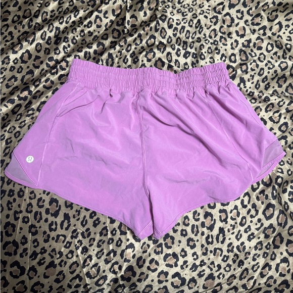 Lululemon Hotty Hot Shorts 2.5in - Size 12 - Dahlia Mauve - Picture 1 of 3